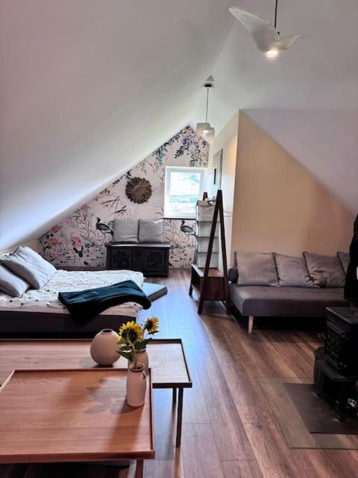 Charming By The River Apartment *